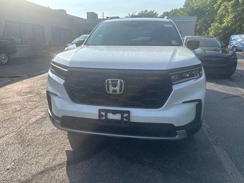 Used 2024 Honda Pilot TrailSport image 3
