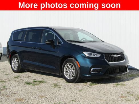 Used 2025 Chrysler Pacifica Select FWD image 1