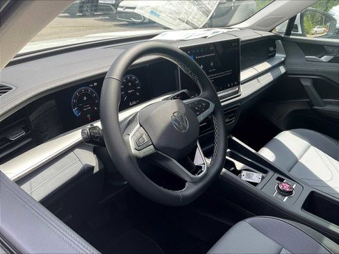 New 2025 Volkswagen Tiguan SE image 9