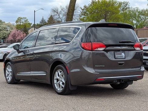 Used 2017 Chrysler Pacifica Touring-L FWD image 10