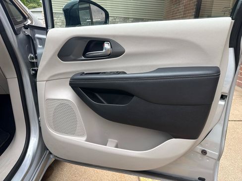 Used 2024 Chrysler Pacifica Touring-L FWD image 26