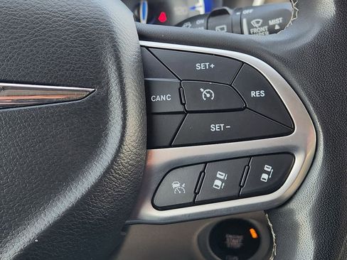 Used 2024 Chrysler Pacifica Touring-L image 28