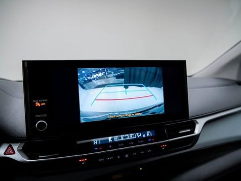 Used 2025 Toyota Sienna XLE image 22