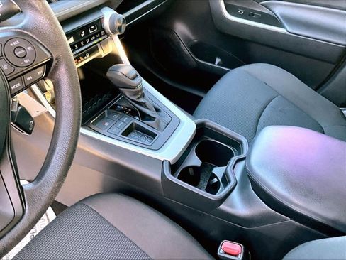 Used 2021 Toyota RAV4 LE image 15