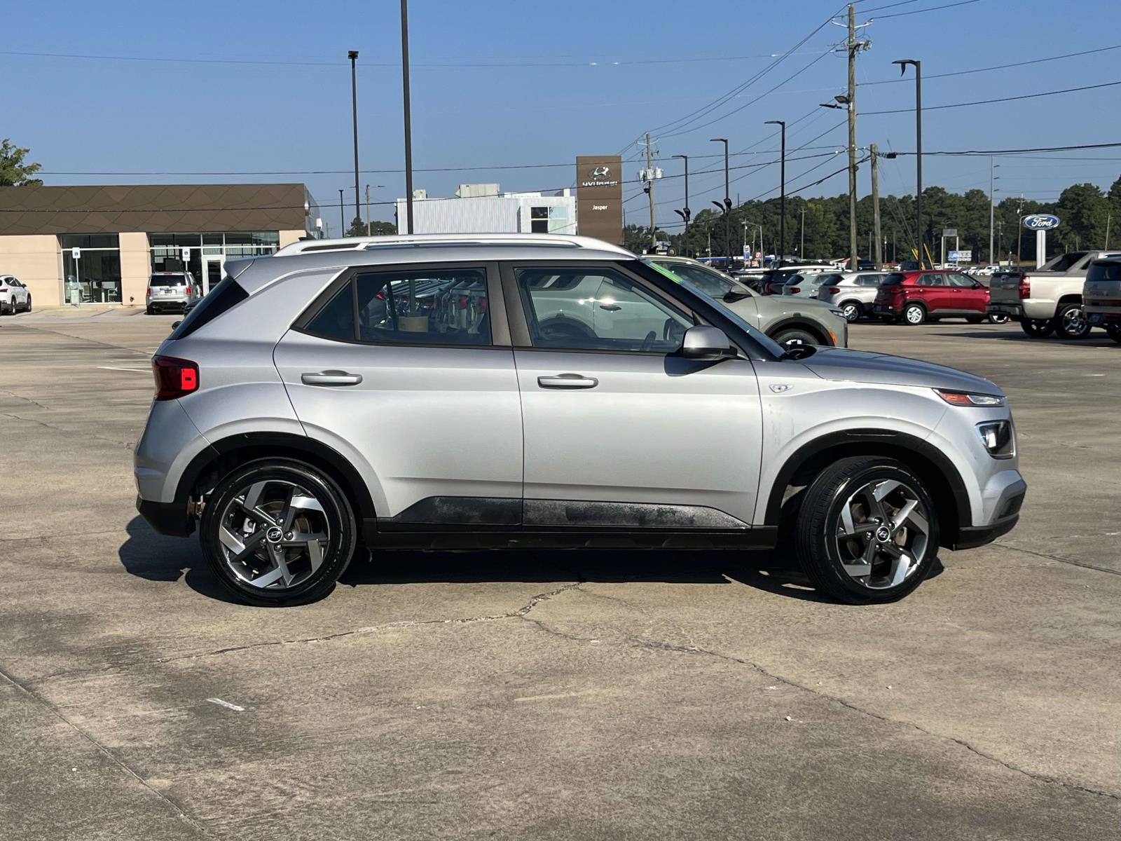 Certified 2022 Hyundai Venue SEL FWD image 2
