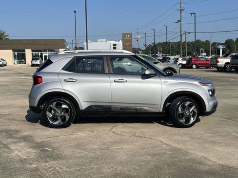 Certified 2022 Hyundai Venue SEL FWD image 2