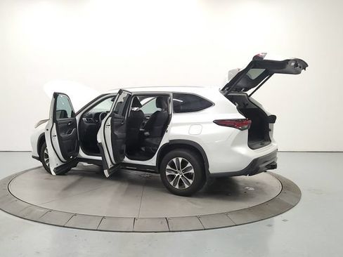 Used 2024 Toyota Highlander XLE AWD/4WD image 14