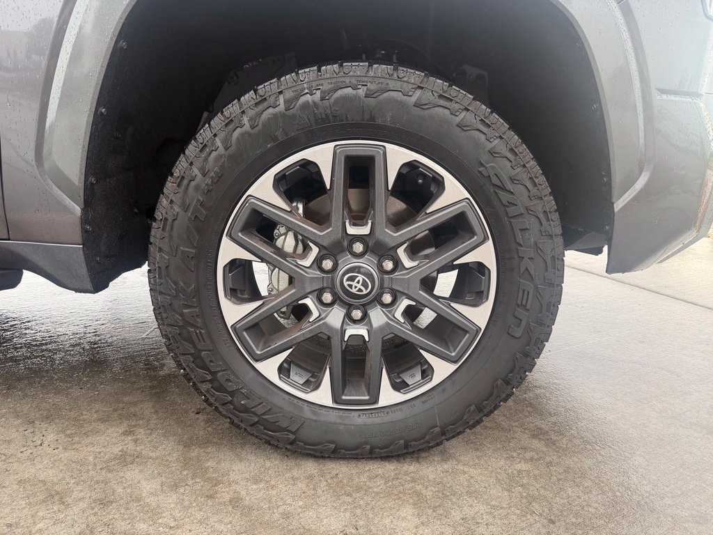 Used 2022 Toyota Tundra Limited AWD/4WD image 32