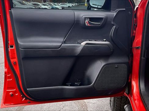 Used 2018 Toyota Tacoma TRD Sport image 23