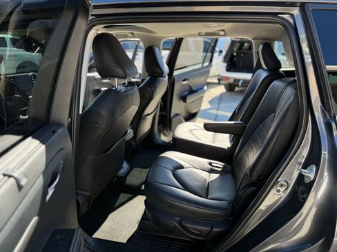 Used 2020 Toyota Highlander XLE image 18