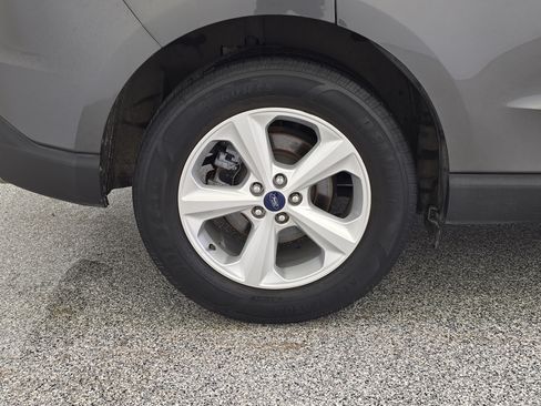Used 2018 Ford Edge SE FWD image 9