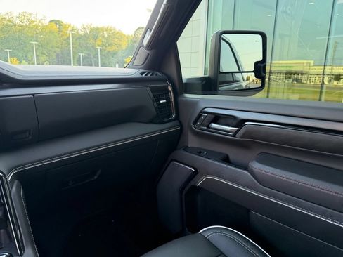 Used 2025 GMC Sierra 2500 AT4X AWD/4WD image 34