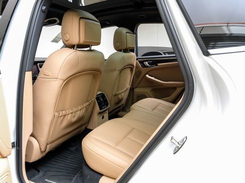 Used 2024 Porsche Macan image 40