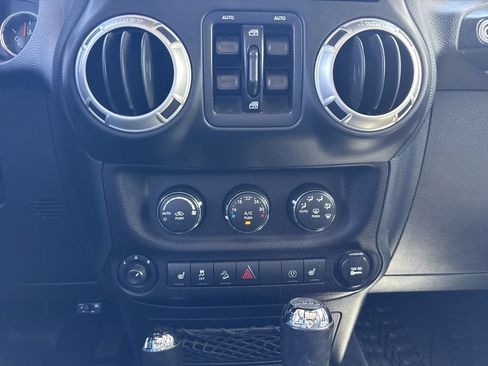 Used 2017 Jeep Wrangler Unlimited Rubicon w/ Cold Weather Group AWD/4WD image 17