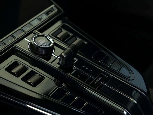 Used 2025 Aston Martin V8 Vantage Coupe image 29