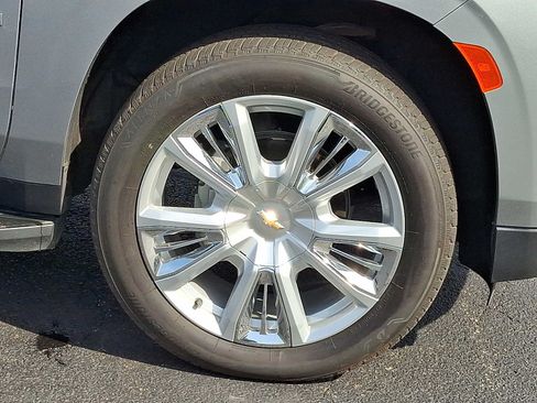 Used 2024 Chevrolet Suburban High Country AWD/4WD image 8