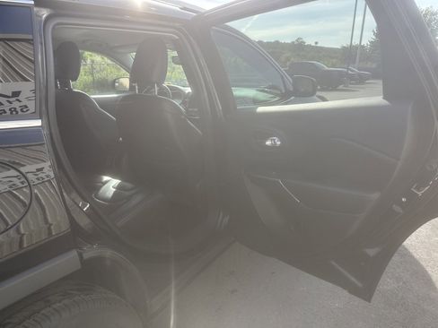 Used 2019 Jeep Cherokee Limited AWD/4WD image 7