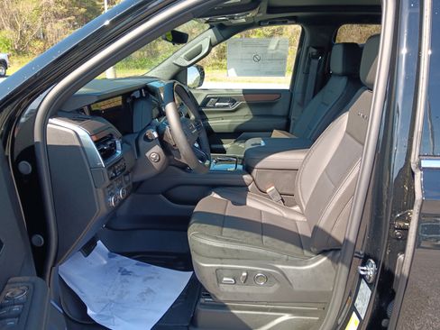 New 2026 GMC Yukon XL Denali w/ Denali Reserve Package image 7