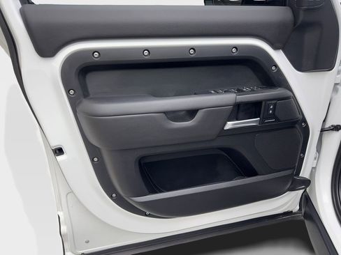 Used 2025 Land Rover Defender 110 S image 28