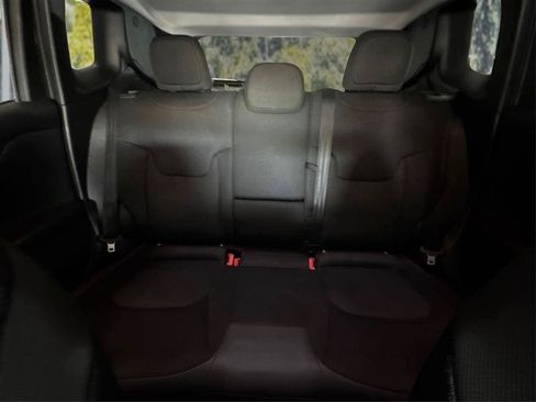 Used 2018 Jeep Renegade Altitude w/ UConnect 8.4 Nav Group AWD/4WD image 15