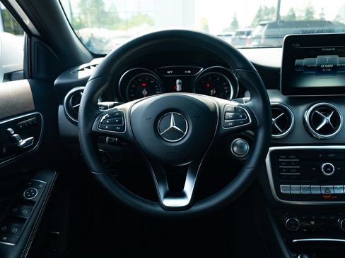 Used 2020 Mercedes-Benz GLA 250 4MATIC w/ Premium Package image 11