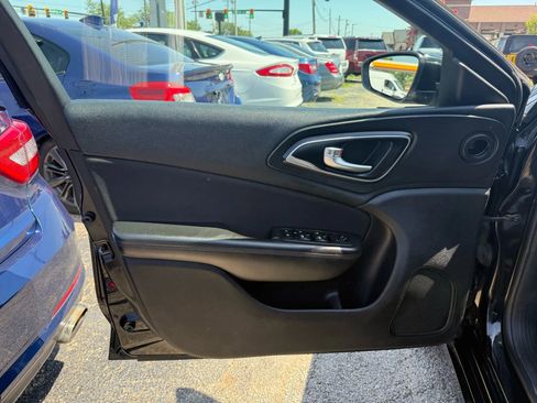 Used 2015 Chrysler 200 Limited w/ Convenience Group image 10