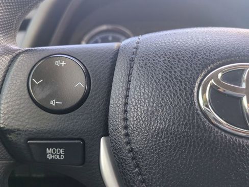 Used 2018 Toyota Corolla LE FWD image 29