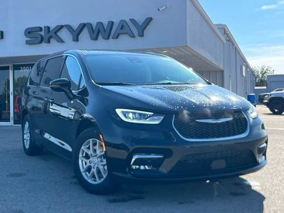 New 2026 Chrysler Pacifica Select