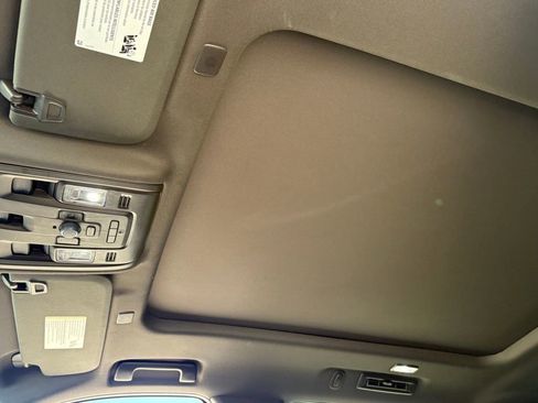 Used 2022 Chevrolet Tahoe Z71 w/ Luxury Package AWD/4WD image 37