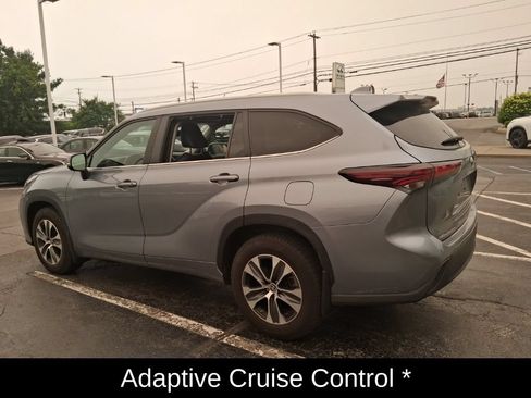 Used 2024 Toyota Highlander XLE AWD/4WD image 7