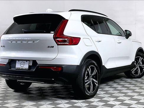 New 2026 Volvo XC40 B5 Core AWD/4WD image 2