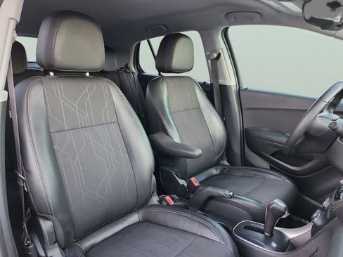 Used 2020 Chevrolet Trax LT w/ LT Convenience Package image 13