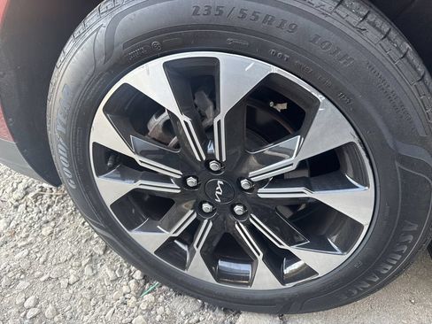 Used 2024 Kia Carnival EX FWD image 13