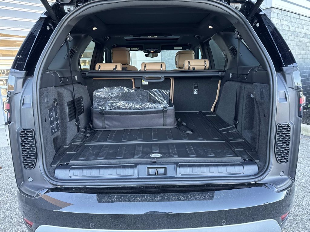 New 2026 Land Rover Discovery Limited Edition AWD/4WD image 6