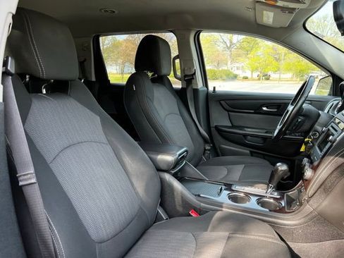 Used 2017 Chevrolet Traverse LT w/ Style and Technology Package image 22
