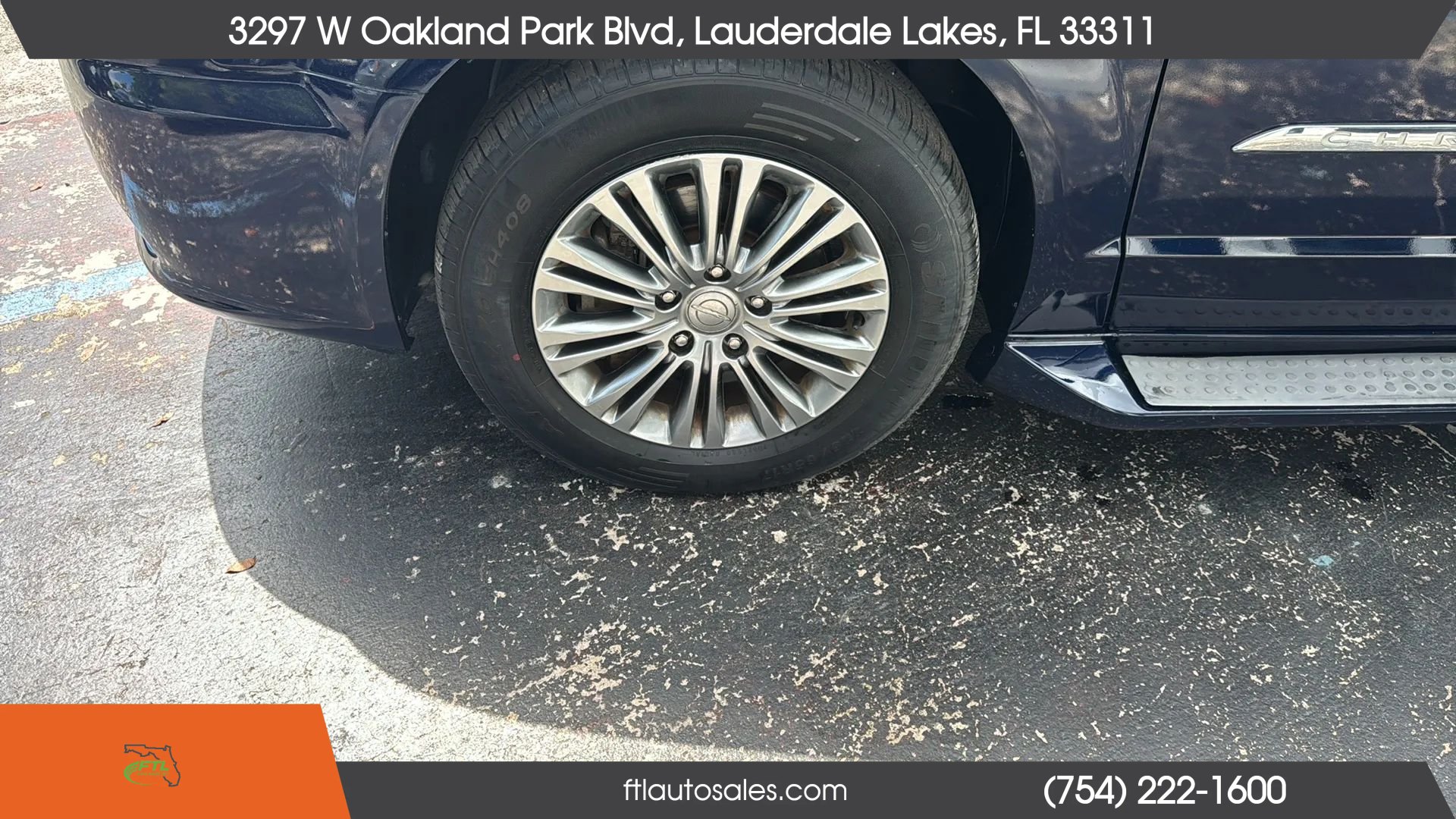 Used 2014 Chrysler Town & Country Touring-L FWD image 15