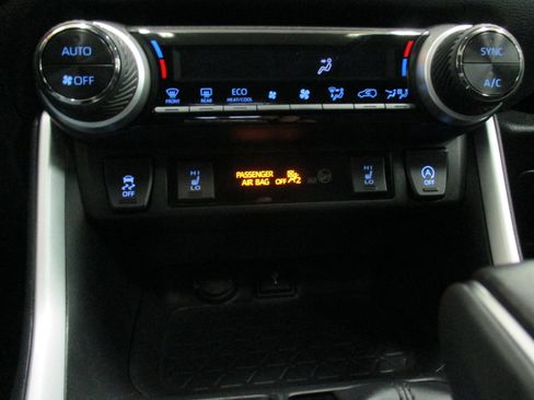 Used 2021 Toyota RAV4 XLE Premium image 24