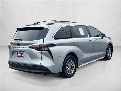Used 2025 Toyota Sienna XLE image 5