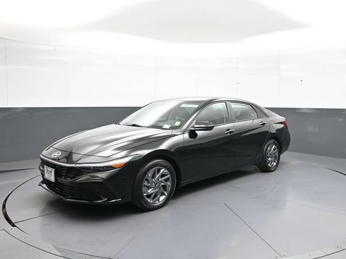 Certified 2024 Hyundai Elantra SEL FWD image 10