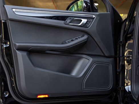 Certified 2023 Porsche Macan AWD/4WD image 21