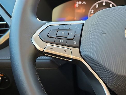 Certified 2025 Volkswagen Taos SE image 25