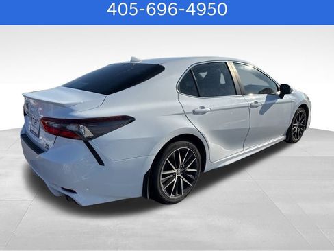 Used 2022 Toyota Camry SE image 3