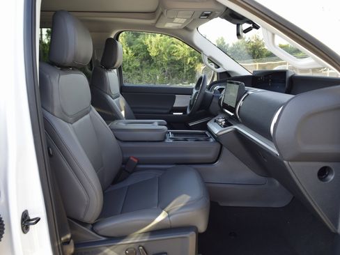 New 2025 Ford Expedition Active image 25