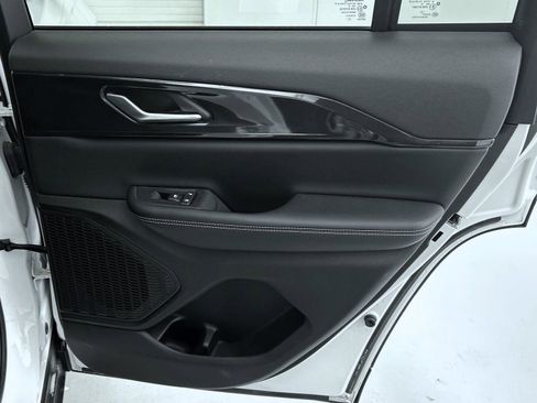 Certified 2023 Jeep Grand Cherokee Laredo image 17