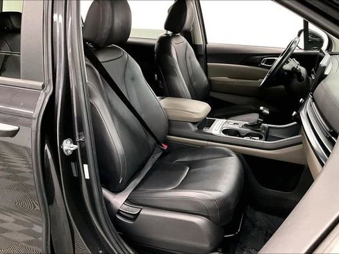 Used 2025 Kia Carnival FWD image 8