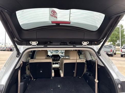 Certified 2024 Toyota Highlander XLE AWD/4WD image 10