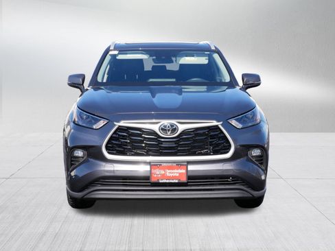 Used 2023 Toyota Highlander XLE image 2