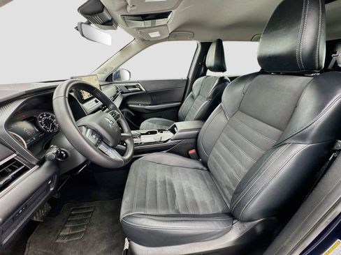 Used 2025 Mitsubishi Outlander SE FWD image 13