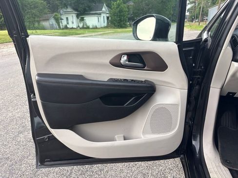 Used 2019 Chrysler Pacifica Touring-L FWD image 13