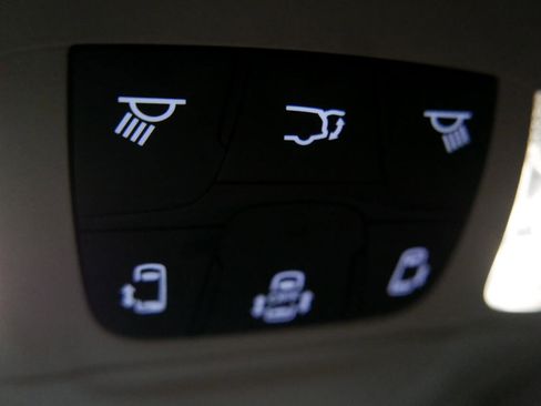 Used 2020 Chrysler Pacifica Touring-L image 18